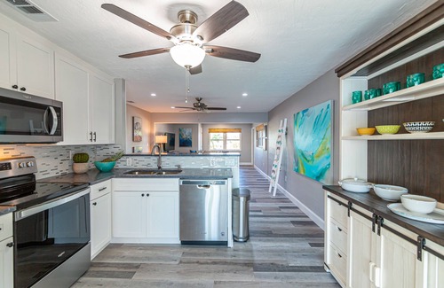 Caloosahatchee House | Waterfront Luxury: 2BR Cape Coral Condo with Pool
