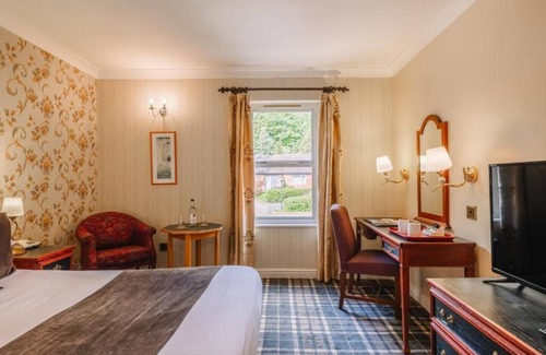 Ipswich Hotel | Waterfront Luxury Stay with Indoor Pool, Spa and Steam Room Access