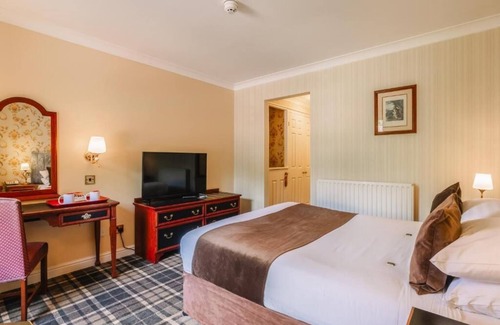 Ipswich Hotel | Waterfront Luxury Stay with Indoor Pool, Spa and Steam Room Access