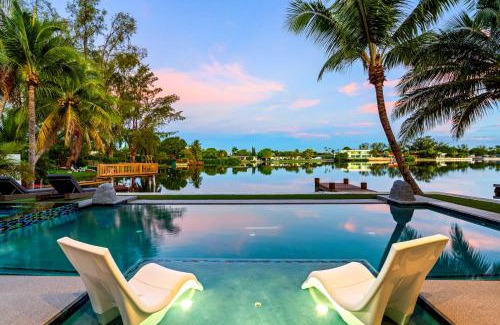 Ojus Villa | Waterfront Luxury Villa - Glamhomes