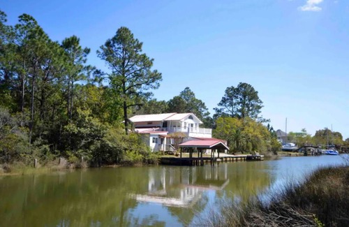 Florida Panhandle House | Waterfront Mediterranean 5-bedroom house, WiFi & AC in charming Milton/Pensacola