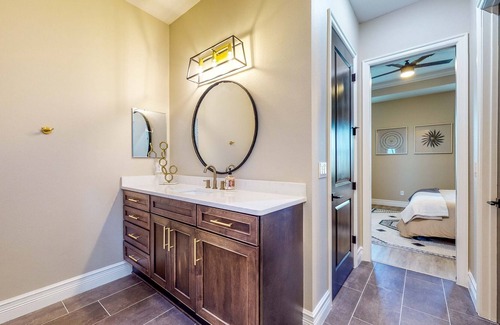 Southside Rural Community House | Waterfront Modern Home - Pool & Hot Tub