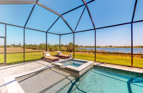 Southside Rural Community House | Waterfront Modern Home - Pool & Hot Tub