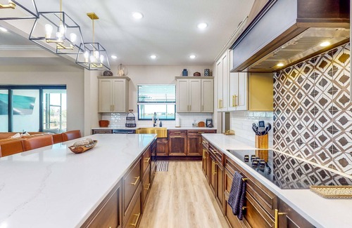 Southside Rural Community House | Waterfront Modern Home - Pool & Hot Tub