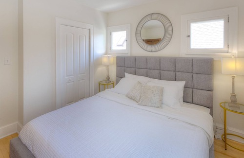 Shorewood Condo | Waterfront, Newly Rehabbed, King SZ Beds, Centrally Located Home, Free Parking