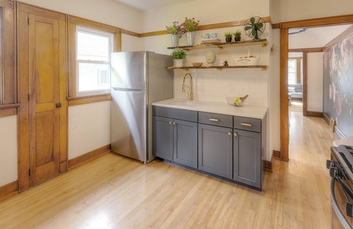 Shorewood Condo | Waterfront, Newly Rehabbed, King SZ Beds, Centrally Located Home, Free Parking