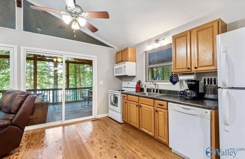 Groveoak House | Waterfront oasis perfect for couples or fishermen.