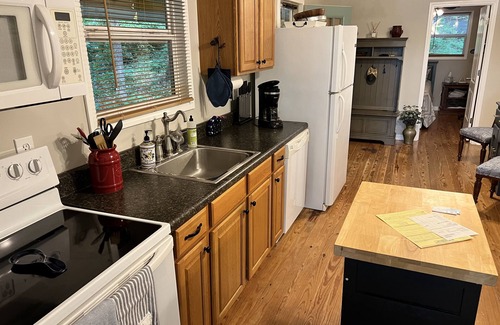 Groveoak House | Waterfront oasis perfect for couples or fishermen.