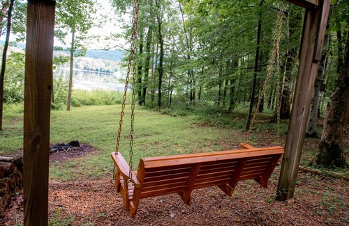 Groveoak House | Waterfront oasis perfect for couples or fishermen.