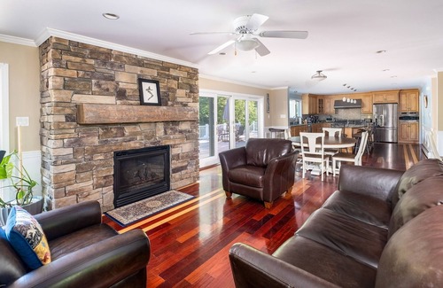 Harrison House | WATERFRONT ON LONG LAKE