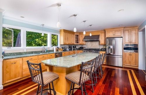 Harrison House | WATERFRONT ON LONG LAKE
