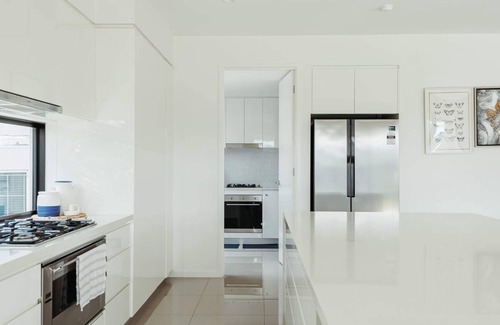 Helensvale Apartment | Waterfront Oriental style Home w/ Private Pontoon