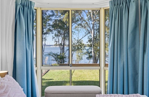 Brightwaters House | Waterfront Paradise Lodge Brightwaters