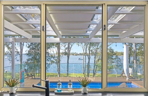 Brightwaters House | Waterfront Paradise Lodge Brightwaters