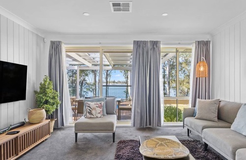 Brightwaters House | Waterfront Paradise Lodge Brightwaters