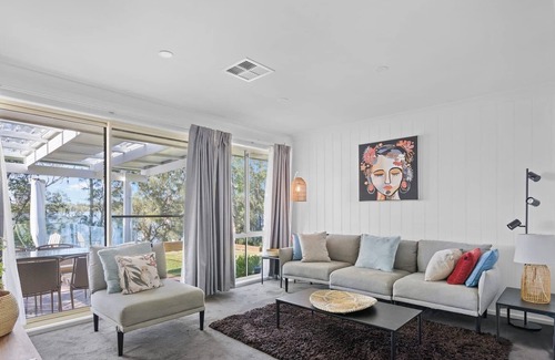 Brightwaters House | Waterfront Paradise Lodge Brightwaters