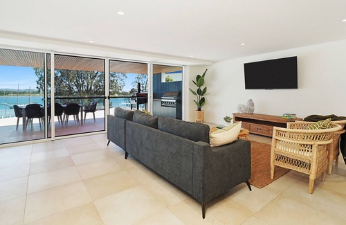 Marks Point Apartment | Waterfront Paradise in Lake Macquarie