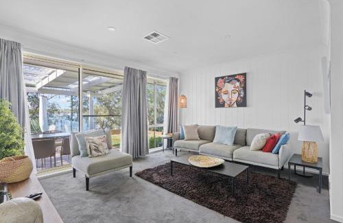 Brightwaters House | Waterfront Paradise Lodge Brightwaters