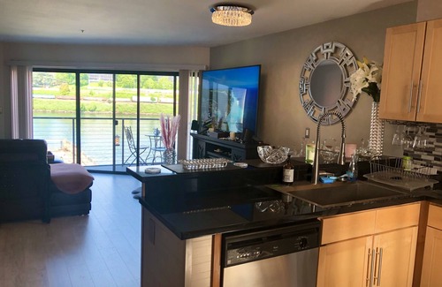 Pearl District Condo | Waterfront Pearl, Great Views, w/dedicated Parking