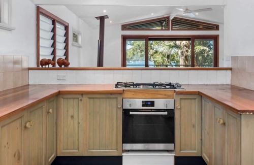 Lovett Bay House | Waterfront Retreat. 1 hour from Sydney CBD.