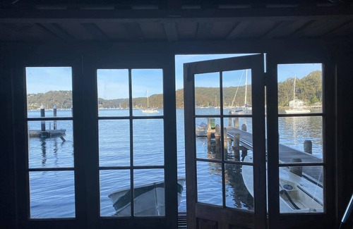 Lovett Bay House | Waterfront Retreat. 1 hour from Sydney CBD.