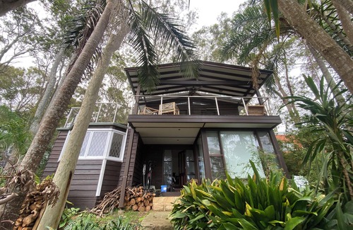 Lovett Bay House | Waterfront Retreat. 1 hour from Sydney CBD.