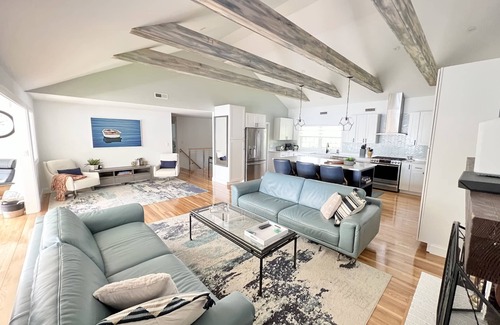 Centerville House | Waterfront retreat on Wequaquet Lake. Kayaks included and close to Town/Beaches
