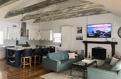 Centerville House | Waterfront retreat on Wequaquet Lake. Kayaks included and close to Town/Beaches