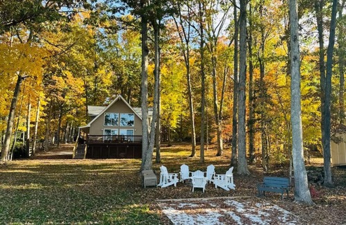 Mineral House | Waterfront Retreat, Sandy Beach, Private Dock, Kayaks, and more!