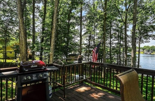 Mineral House | Waterfront Retreat, Sandy Beach, Private Dock, Kayaks, and more!