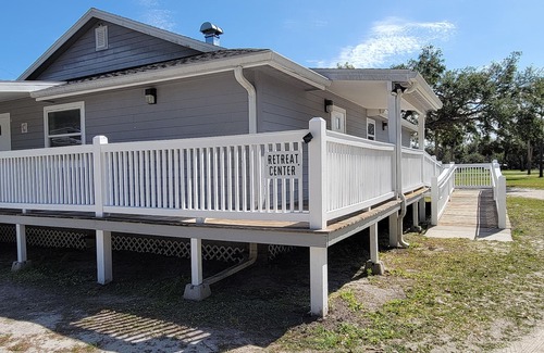 Fort Ogden Cabin | Waterfront Retreat