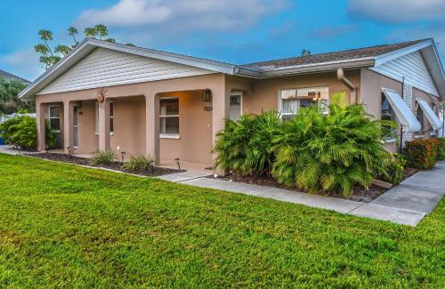 Laurel House | Waterfront retreat with kayaks, walk to the beach