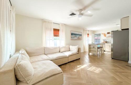 Laurel House | Waterfront retreat with kayaks, walk to the beach