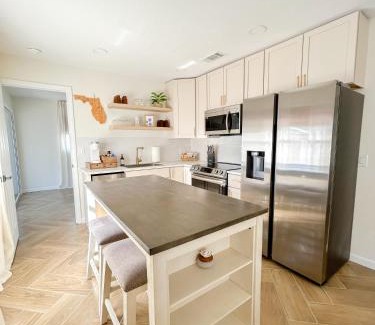 Laurel House | Waterfront retreat with kayaks, walk to the beach