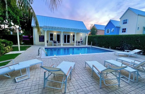 Grand Harbour Condo | Waterfront Sanctuary Grande 4Bed 4Bath Pool Patio