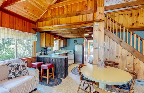 Bristol Cottage | Waterfront secluded cottage with lake access, grill, outdoor shower, & streaming