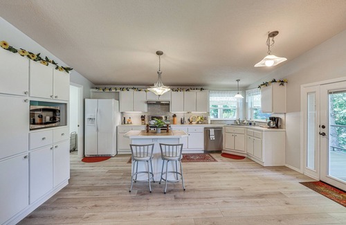 Shady Cove House | Waterfront Shady Cove Home w/Fishing Deck!