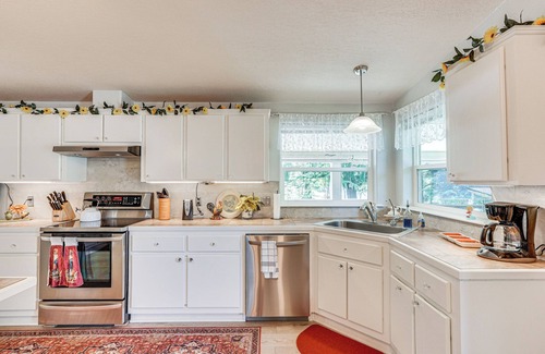 Shady Cove House | Waterfront Shady Cove Home w/Fishing Deck!