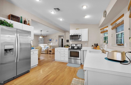 Palatka House | WATERFRONT, Sleeps 16,2 Docks, POOL,fire pit, FREE Boats/10% VENUE
