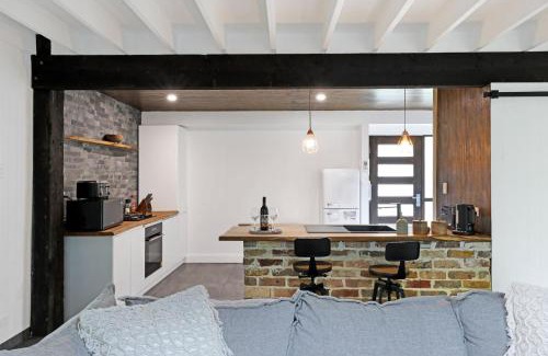 St. Georges Basin House | Waterfront Stay, Pet Friendly 1 Night Stays!