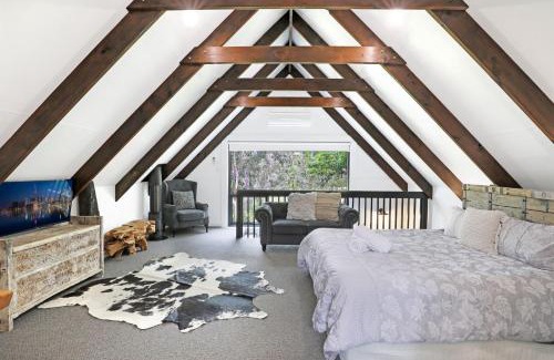 St. Georges Basin House | Waterfront Stay, Pet Friendly 1 Night Stays!