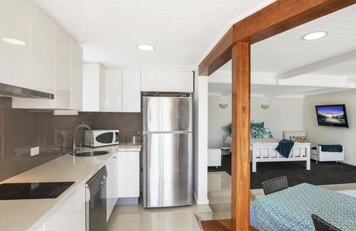Blackwall Apartment | Waterfront Studio by HolidayCo.
