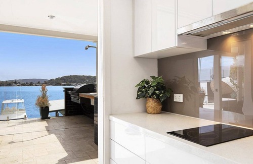 Blackwall Apartment | Waterfront Studio by HolidayCo.