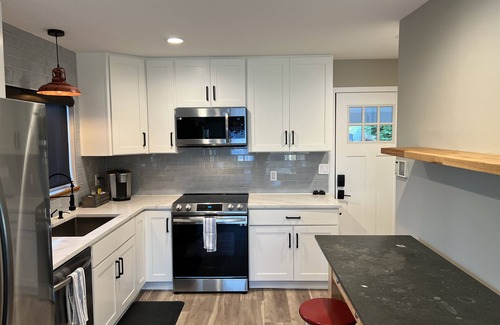 Quincy House | Waterfront, Stunning Views, Private Beach, and Close To Concerts