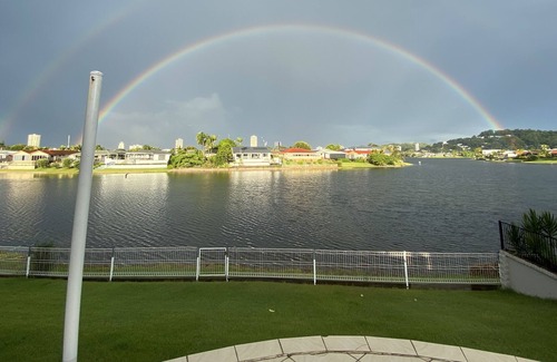 Burleigh Waters House | Waterfront Surprise! Lakeside fun, 5 mins from the beach