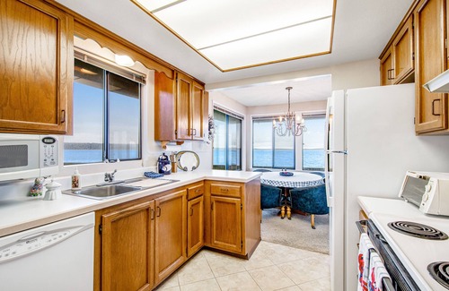 Freeland House | Waterfront townhouse with fast WiFi & fireplace plus a seasonal pool & tennis