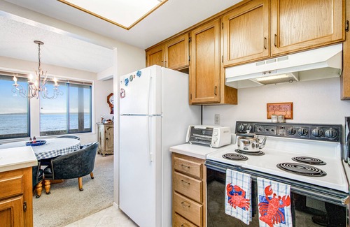 Freeland House | Waterfront townhouse with fast WiFi & fireplace plus a seasonal pool & tennis