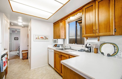Freeland House | Waterfront townhouse with fast WiFi & fireplace plus a seasonal pool & tennis
