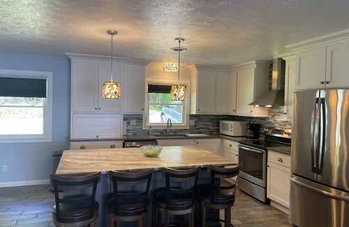 Goreville House | WATERFRONT Vacation! {3 bed 2 bath. Sleeps 13}