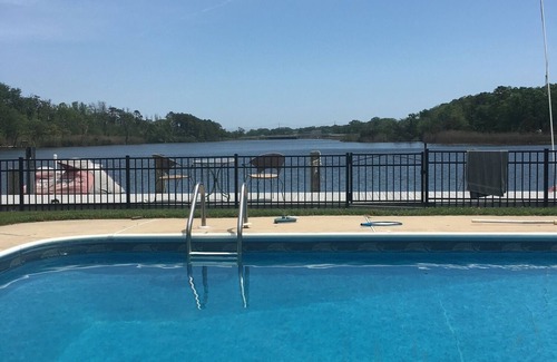 Cedarcroft House | Waterfront views from the pool